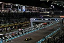 Carlos Sainz Jnr, Renault, Yas Marina, 2018