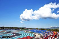 Warm but cloudy weekend with low chance of race day rain in France