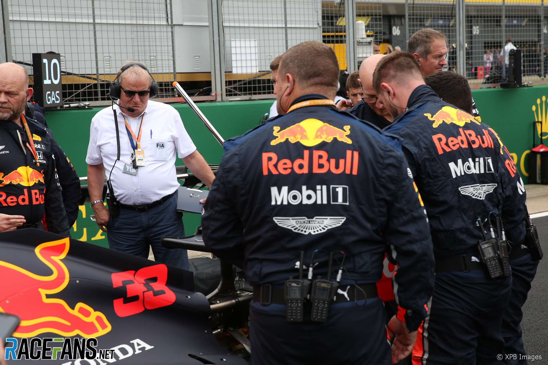 Red Bull replaced cracked rear wings on grid