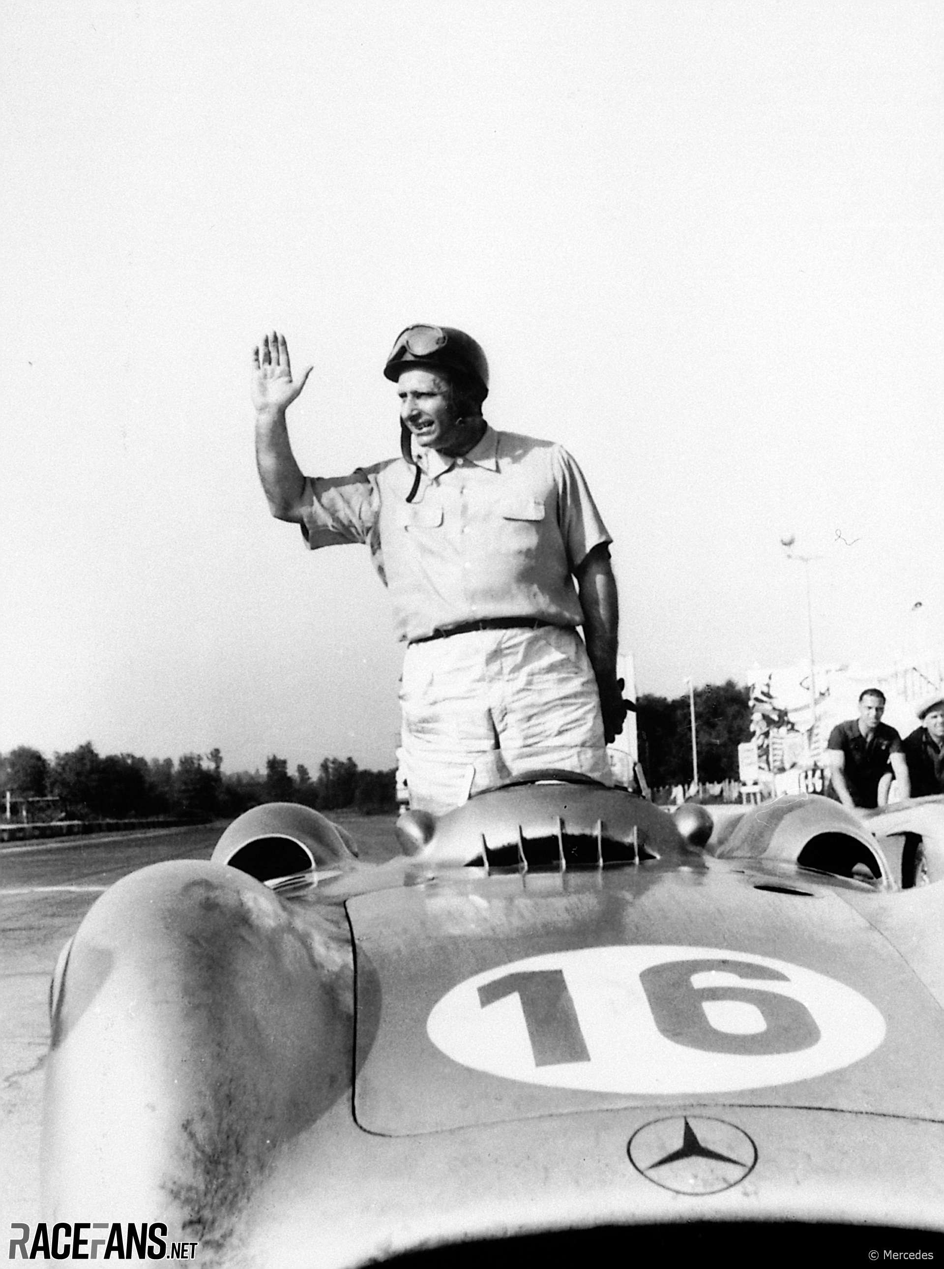 1954 JUAN MANUEL FANGIO MERCEDES W196 GRAND PRIX FORMULA ONE PHOTO AUTO RACING