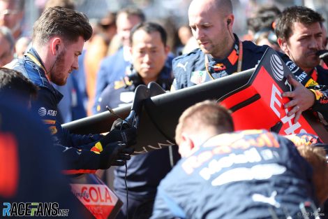 Red Bull mechanics fix Max Verstappen's rear wing, Circuit of the Americas, 2019