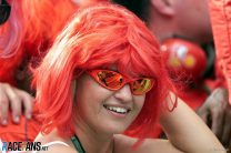 Corinna Schumacher mit roter Percke nach Sieg Michael Schumachers