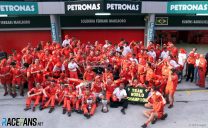 Das Ferrari-Team mit Weltmeister Michael Schumacher jubelt nach Schumachers Sieg und der Weltmeisterschaft