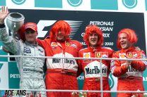 Michael Schumacher jubelt nach seinem Sieg beim Formel  1 Grand Prix von Malaysia