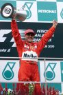 Michael Schumacher jubelt nach seinem Sieg beim Formel  1 Grand Prix von Malaysia