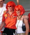 Corinna Schumacher jubelt nach Michael Schumachers Sieg und Weltmeisterschaft fr Ferrari