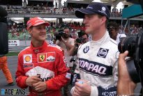 Weltmeister Michael Schumacher und Bruder Ralf Schumacher heute auf dem Weg zum offiziellen Gruppenfoto