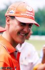 Michael Schumacher gutgelaunt nach dem Freien Training am Freitag