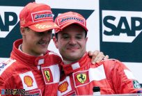Rubens Barrichello und Michael Schumacherglcklich auf dem Podium bei Siegerehrung nach Schumachers Sieg
