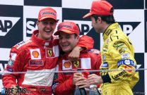 Rubens Barrichello, Michael Schumacher und Heinz Harald Frentzen bei Siegerehrung nach Schumachers Sieg