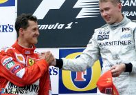 Michael Schumacher gratuliert Mika Hakkinen nach dessen Sieg in Spa