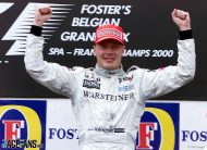 Jubel Mika Hakkinen nach seinem Sieg heute beim Formel 1 Grand Prix in Spa