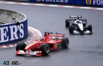 Michael Schumcher im Ferrari vor David Coulthard im McLaren-Mercedes in Spa