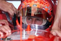 Mechaniker arbeiten an Michael Schumachers Ferrari heute vor der letzten Runde beim Qualifying in Spa