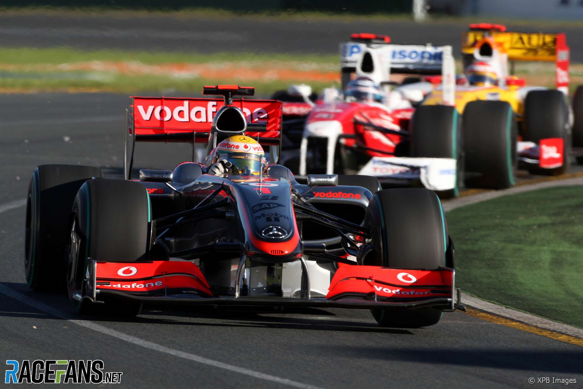 Lewis Hamilton, Jarno Trulli, Albert Park, Melbourne, 2009