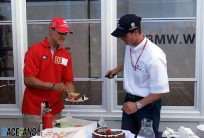 Geburtstagskind Ralf Schumacher empfngt die Glckwnsche seines Bruders Michael