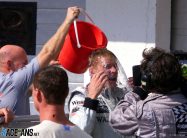 Mika Hakkinen jubelt nach seinem Sieg beim Formel 1 Grand Prix von Ungarn
