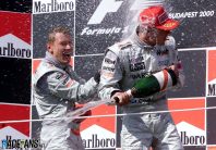 Mika Hakkinen und David Coulthard bei der Siegerehrung auf dem Podium in Budapest