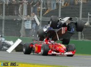 FRAME 3 – Start zum GP von Australien, Unfall nach dem Start, Ralf Schumacher fährt auf Rubens Barrichello und Michael Schumacher auf