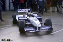 Ralf Schumacher heute bei der Ausfahrt aus der Box zur ersten Testfahrt mit dem neuen Formel 1 BMW Williams FW23