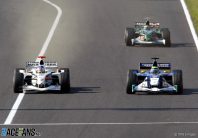 F1 in Japan, Sonntag, Rennen zum GP von Japan, Jaques Villeneuve (BAR Honda) überholt
