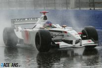 F1 in Silverstone Training am Freitag, Jaques Villeneuve (BAR) kommt in die Box