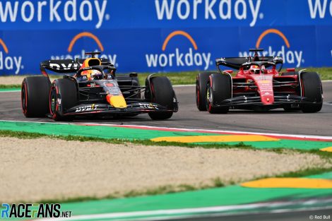 Max Verstappen, Red Bull, αναλαμβάνει τον Charles Leclerc, Ferrari, Imola, 2022
