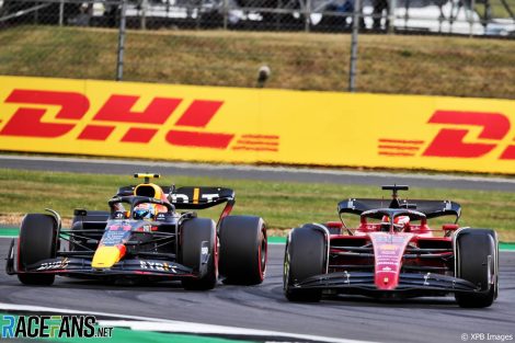 (Α προς Ε): Sergio Perez, Red Bull;  Charles Leclerc, Ferrari;  Σίλβερστοουν, 2022