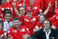 F1 in Frankreich, Teamfoto am Sonntag, Michael Schumacher (Ferrari) und Team