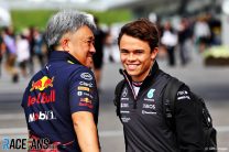 (L to R): Masashi Yamamoto, Red Bull Racing Consultant; Nyck de Vries, Mercedes Test and Reserve Driver; Suzuka, 2022
