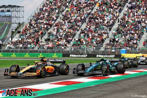 Daniel Ricciardo, McLaren, dan Sebastian Vettel, Aston Martin, Autodromo Hermanos Rodriguez, 2022