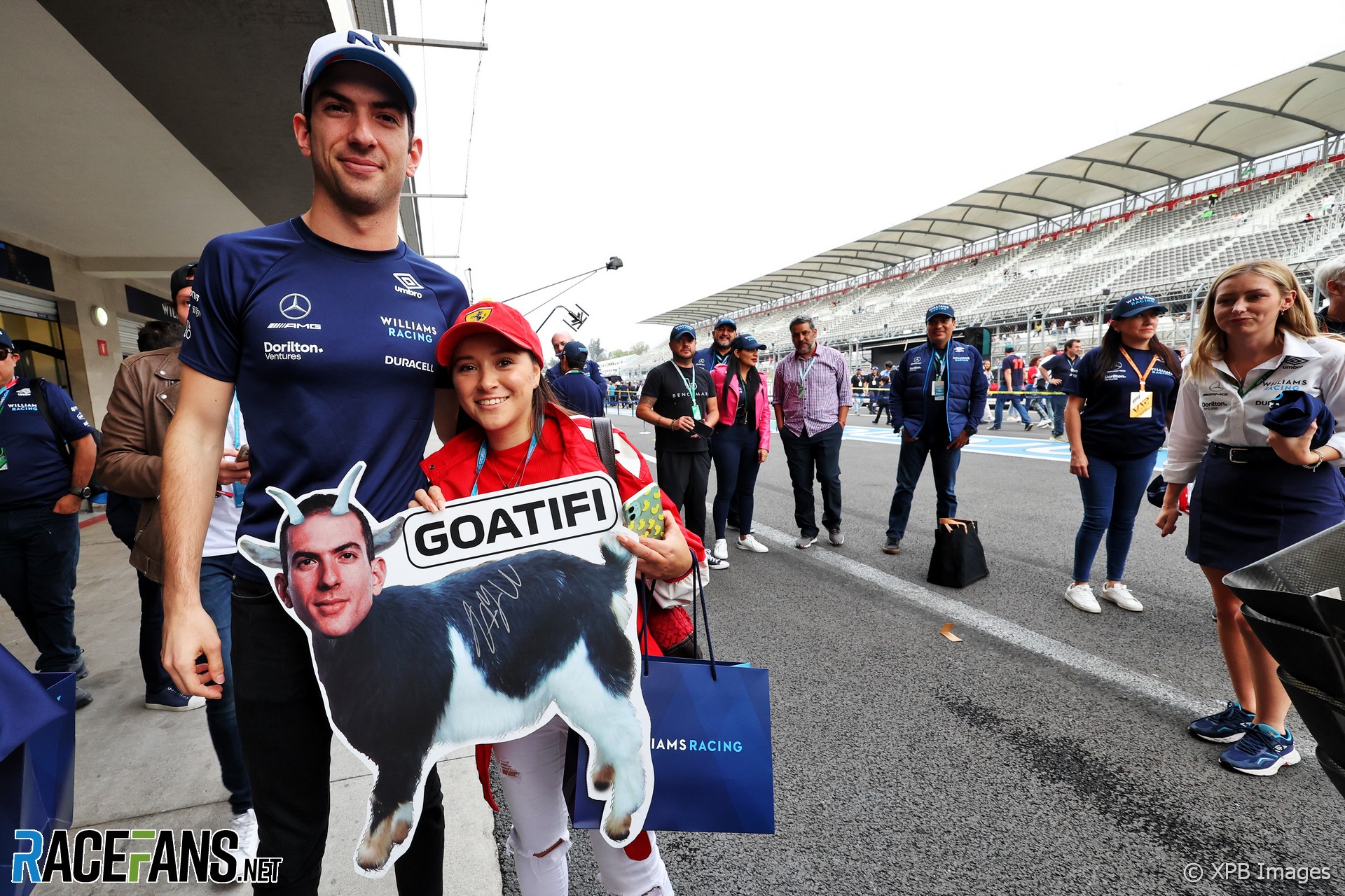 Nicholas Latifi and a fan, Williams, Autodromo Hermanos Rodriguez, 2022