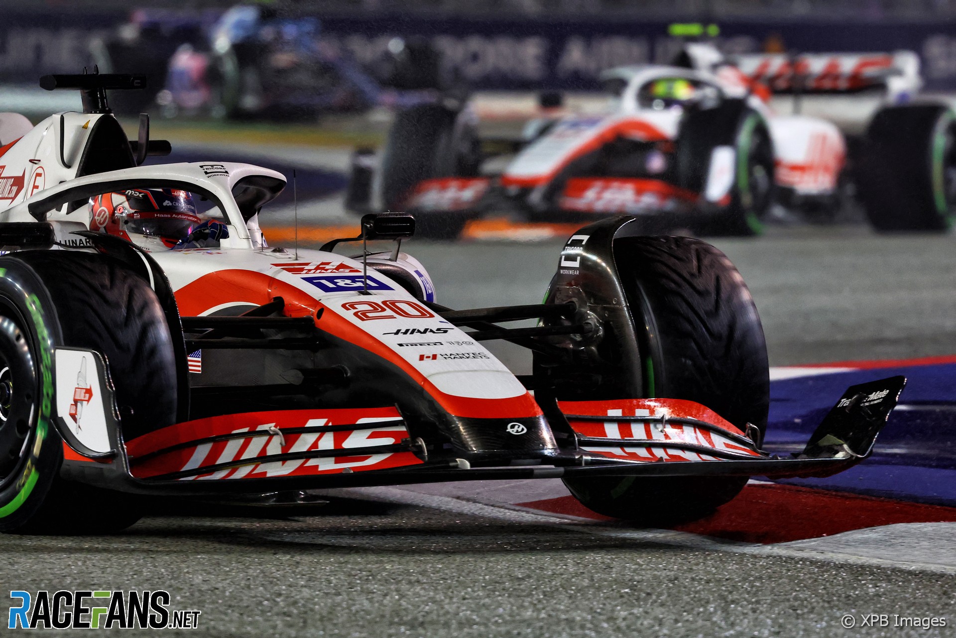 Haas enfurecido por la tercera bandera negra y naranja de Magnussen RaceFans