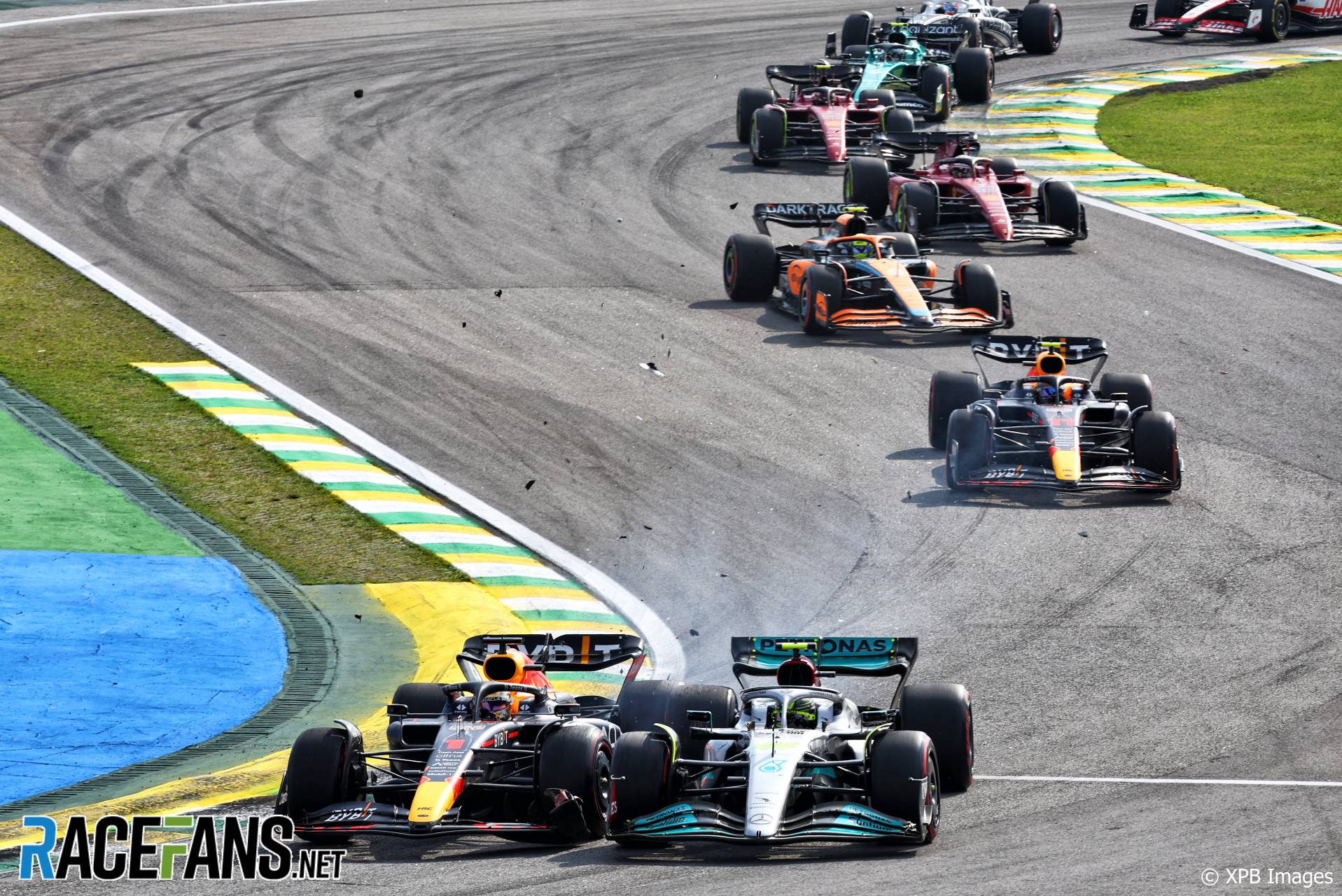 (Kiri ke Kanan): Max Verstappen, Red Bull;  Lewis Hamilton, Mercedes, Interlagos, 2022