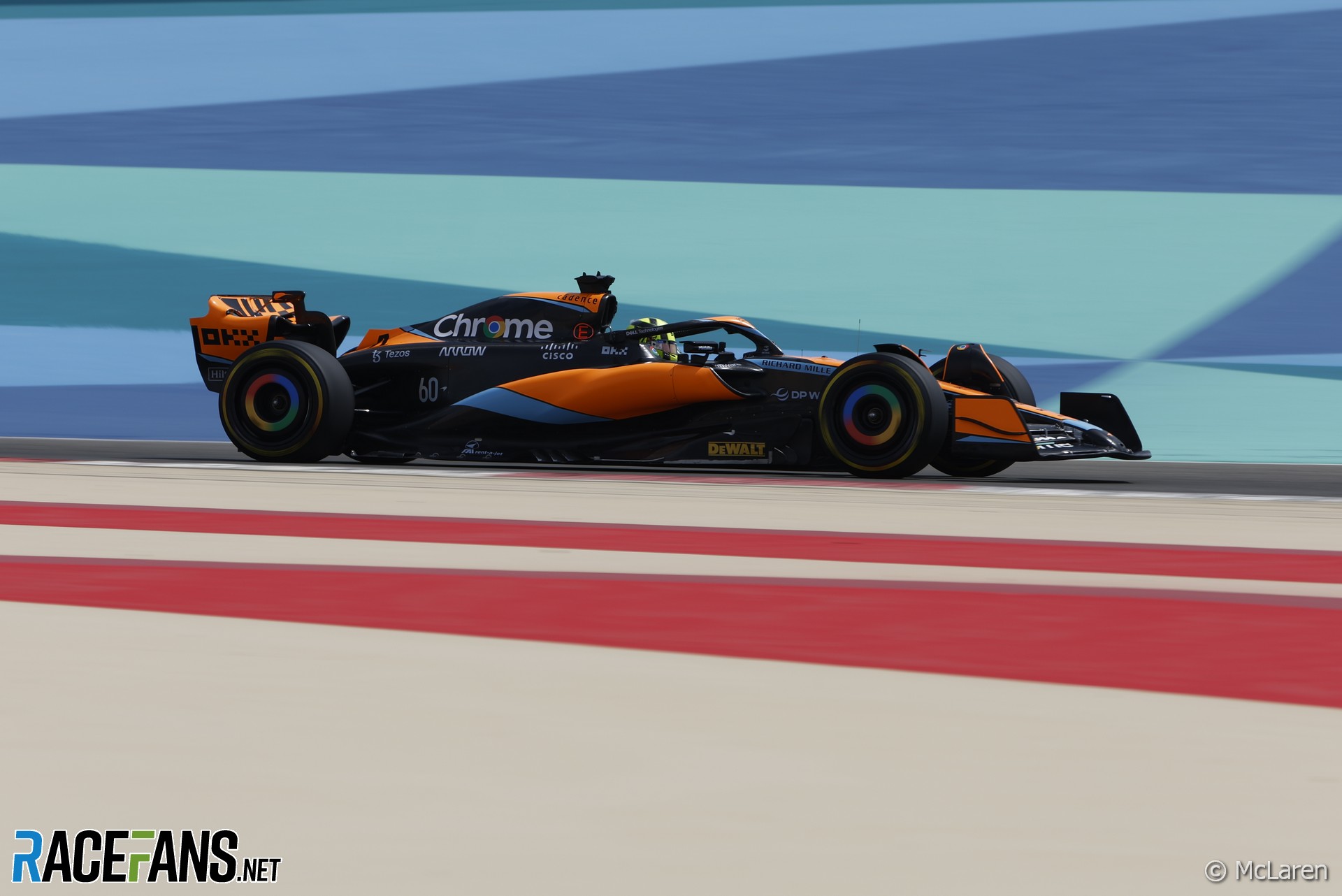 McLaren MCL60 prvýkrát vybehol na trať v Bahrajne · RaceFans
