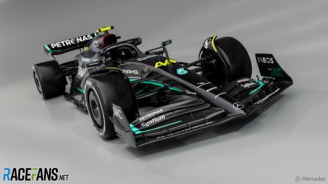 Hamilton pripúšťa, že Mercedes je „úzkostlivý“ vidieť, ako aj sa nové auto správa na trati · Fanúšikovia pretekov