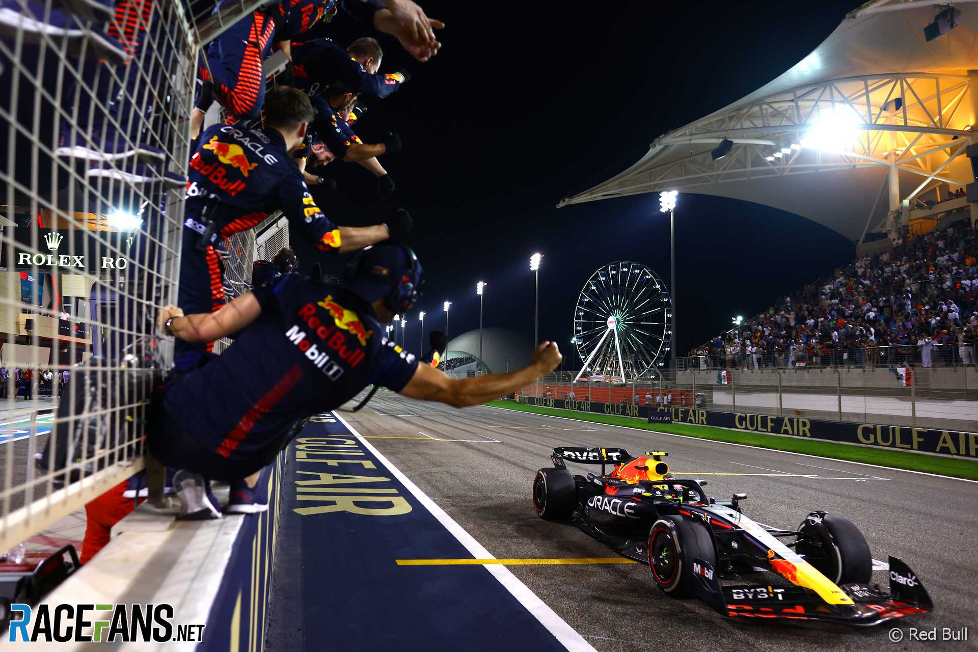 Šéfovia tímov F1 „prekvapení“ zásahom FIA pri oslavách plota v boxoch · Fanúšikovia pretekov