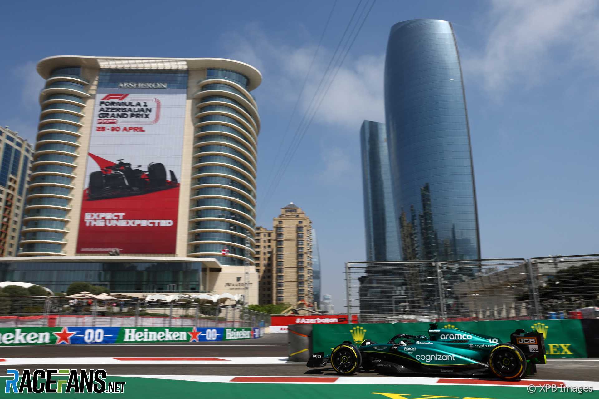 Sedemnásť jazdcov berie v Baku nové diely pohonnej jednotky po tom, čo FIA uvoľní pravidlá · RaceFans