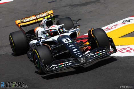 Verstappen najrýchlejší, ako aj Sainz končí svoj piatok v bariérach · RaceFans