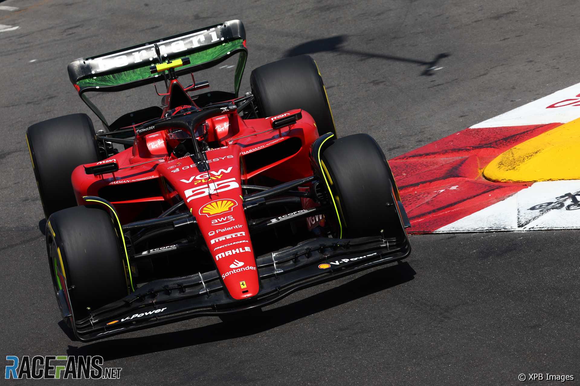 Sainz najrýchlejší pre Ferrari, pretože Albon havaroval na konci prvého tréningu · RaceFans