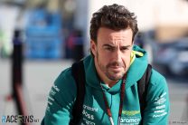 Alonso suspects Mercedes will “hide things” from Hamilton before Ferrari move